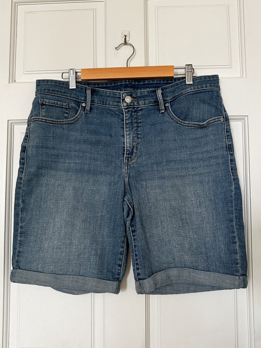 Levi's Women's 18W Denim Bermuda Shorts Cuffed Medium Wash